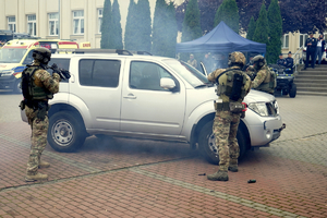 delegacja amerykańskich gości z wizytą w bydgoskiej komendzie. Policjanci rozmawiają z gośćmi i prezentują pokaz zatrzymania przez funkcjonariuszy niebezpiecznej osoby