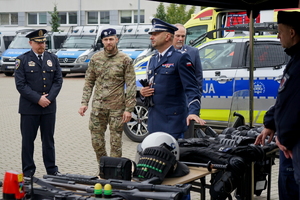 delegacja amerykańskich gości z wizytą w bydgoskiej komendzie. Policjanci rozmawiają z gośćmi i prezentują pokaz zatrzymania przez funkcjonariuszy niebezpiecznej osoby