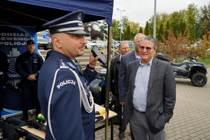 delegacja amerykańskich gości z wizytą w bydgoskiej komendzie. Policjanci rozmawiają z gośćmi i prezentują pokaz zatrzymania przez funkcjonariuszy niebezpiecznej osoby