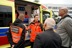 delegacja amerykańskich gości z wizytą w bydgoskiej komendzie. Policjanci rozmawiają z gośćmi i prezentują pokaz zatrzymania przez funkcjonariuszy niebezpiecznej osoby