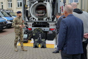 delegacja amerykańskich gości z wizytą w bydgoskiej komendzie. Policjanci rozmawiają z gośćmi i prezentują pokaz zatrzymania przez funkcjonariuszy niebezpiecznej osoby