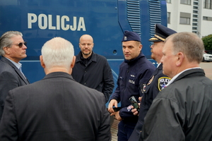 delegacja amerykańskich gości z wizytą w bydgoskiej komendzie. Policjanci rozmawiają z gośćmi i prezentują pokaz zatrzymania przez funkcjonariuszy niebezpiecznej osoby