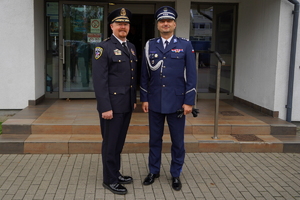 goście pozują z Komendantem do zdjęcia