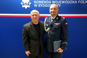 goście pozują z Komendantem do zdjęcia