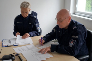 policjant siedzi przed monitorem