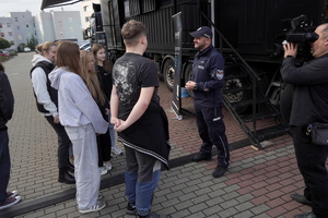 młodzież stoi przed ciężarówką, a następnie zwiedza pomieszczenia escapetrucka