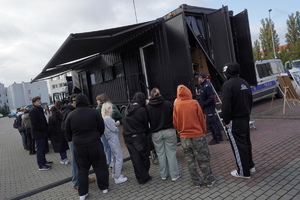 młodzież stoi przed ciężarówką, a następnie zwiedza pomieszczenia escapetrucka