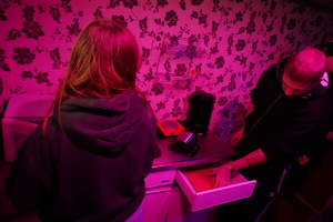 młodzież stoi przed ciężarówką, a następnie zwiedza pomieszczenia escapetrucka