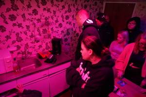 młodzież stoi przed ciężarówką, a następnie zwiedza pomieszczenia escapetrucka