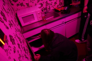 młodzież stoi przed ciężarówką, a następnie zwiedza pomieszczenia escapetrucka