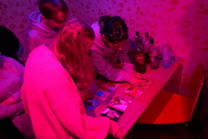 młodzież stoi przed ciężarówką, a następnie zwiedza pomieszczenia escapetrucka