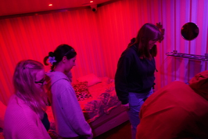 młodzież stoi przed ciężarówką, a następnie zwiedza pomieszczenia escapetrucka