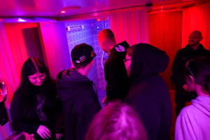 młodzież zwiedza pomieszczenia escapetrucka