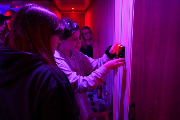 młodzież zwiedza pomieszczenia escapetrucka