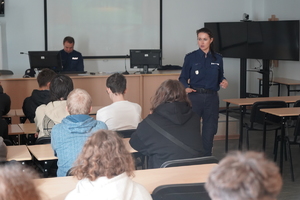 młodzież zwiedza stanowiska służb i instytucji oraz słucha wykładu policjantki