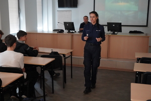 młodzież zwiedza stanowiska służb i instytucji oraz słucha wykładu policjantki