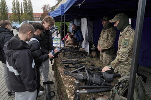 młodzież zwiedza stanowiska służb i instytucji oraz słucha wykładu policjantki