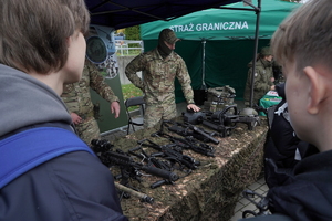 młodzież zwiedza stanowiska służb i instytucji oraz słucha wykładu policjantki