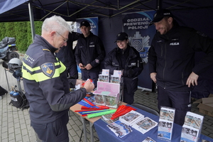 policjanci wymieniają się naszywkami