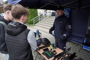 młodzież zwiedza stanowiska i ogląda wystawiony sprzęt