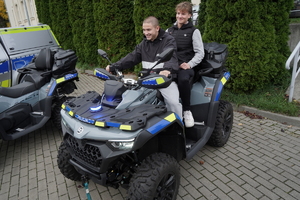 młodzież zwiedza stanowiska i ogląda wystawiony sprzęt