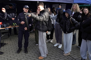 chłopak przymierza strzelbę