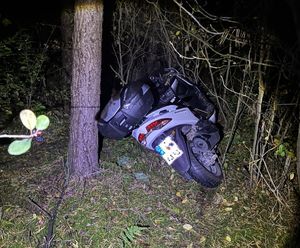 Porzucony w lesie motocykl