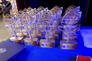 policjanci i pracownicy cywilni biorą udział z okazji rocznicy związków zawodowych, które odbywają się w wojskowym kinoteatrze. Przedstawiciele odznaczają wyróżnionych