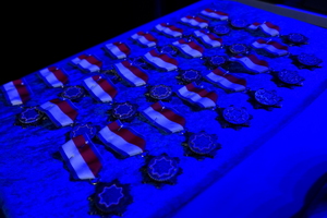 policjanci i pracownicy cywilni biorą udział z okazji rocznicy związków zawodowych, które odbywają się w wojskowym kinoteatrze. Przedstawiciele odznaczają wyróżnionych