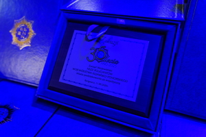 policjanci i pracownicy cywilni biorą udział z okazji rocznicy związków zawodowych, które odbywają się w wojskowym kinoteatrze. Przedstawiciele odznaczają wyróżnionych