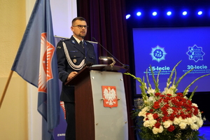 policjanci i pracownicy cywilni biorą udział z okazji rocznicy związków zawodowych, które odbywają się w wojskowym kinoteatrze. Przedstawiciele odznaczają wyróżnionych