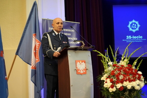 policjanci i pracownicy cywilni biorą udział z okazji rocznicy związków zawodowych, które odbywają się w wojskowym kinoteatrze. Przedstawiciele odznaczają wyróżnionych