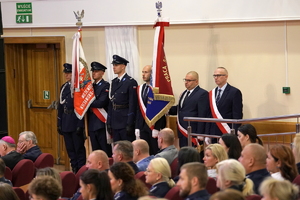 policjanci i pracownicy cywilni biorą udział z okazji rocznicy związków zawodowych, które odbywają się w wojskowym kinoteatrze. Przedstawiciele odznaczają wyróżnionych