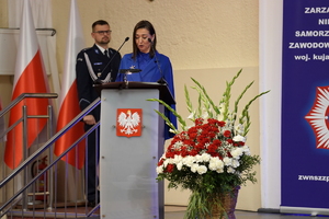 policjanci i pracownicy cywilni biorą udział z okazji rocznicy związków zawodowych, które odbywają się w wojskowym kinoteatrze. Przedstawiciele odznaczają wyróżnionych