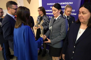 policjanci i pracownicy cywilni biorą udział z okazji rocznicy związków zawodowych, które odbywają się w wojskowym kinoteatrze. Przedstawiciele odznaczają wyróżnionych