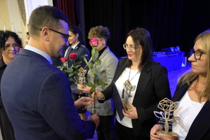 policjanci i pracownicy cywilni biorą udział z okazji rocznicy związków zawodowych, które odbywają się w wojskowym kinoteatrze. Przedstawiciele odznaczają wyróżnionych