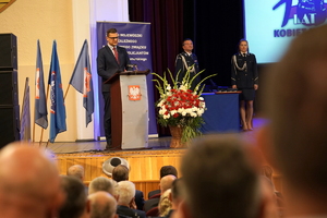 policjanci i pracownicy cywilni biorą udział z okazji rocznicy związków zawodowych, które odbywają się w wojskowym kinoteatrze. Przedstawiciele odznaczają wyróżnionych