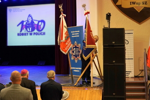 policjanci i pracownicy cywilni biorą udział z okazji rocznicy związków zawodowych, które odbywają się w wojskowym kinoteatrze. Przedstawiciele odznaczają wyróżnionych