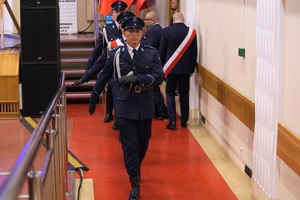 policjanci i pracownicy cywilni biorą udział z okazji rocznicy związków zawodowych, które odbywają się w wojskowym kinoteatrze. Przedstawiciele odznaczają wyróżnionych