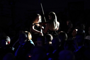 policjanci i pracownicy cywilni biorą udział z okazji rocznicy związków zawodowych, które odbywają się w wojskowym kinoteatrze. Przedstawiciele odznaczają wyróżnionych