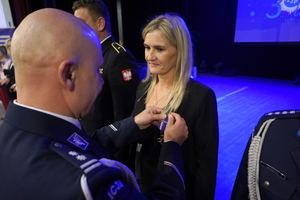 policjanci i pracownicy cywilni biorą udział z okazji rocznicy związków zawodowych, które odbywają się w wojskowym kinoteatrze. Przedstawiciele odznaczają wyróżnionych