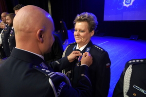 policjanci i pracownicy cywilni biorą udział z okazji rocznicy związków zawodowych, które odbywają się w wojskowym kinoteatrze. Przedstawiciele odznaczają wyróżnionych