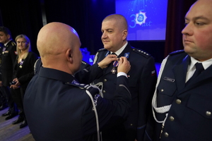 policjanci i pracownicy cywilni biorą udział z okazji rocznicy związków zawodowych, które odbywają się w wojskowym kinoteatrze. Przedstawiciele związków odznaczają wyróżnionych