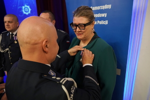 policjanci i pracownicy cywilni biorą udział z okazji rocznicy związków zawodowych, które odbywają się w wojskowym kinoteatrze. Przedstawiciele związków odznaczają wyróżnionych