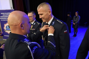 policjanci i pracownicy cywilni biorą udział z okazji rocznicy związków zawodowych, które odbywają się w wojskowym kinoteatrze. Przedstawiciele związków odznaczają wyróżnionych