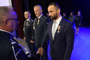 policjanci i pracownicy cywilni biorą udział z okazji rocznicy związków zawodowych, które odbywają się w wojskowym kinoteatrze. Przedstawiciele związków odznaczają wyróżnionych