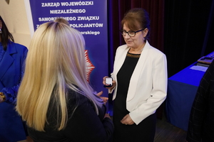 policjanci i pracownicy cywilni biorą udział z okazji rocznicy związków zawodowych, które odbywają się w wojskowym kinoteatrze. Przedstawiciele związków odznaczają wyróżnionych