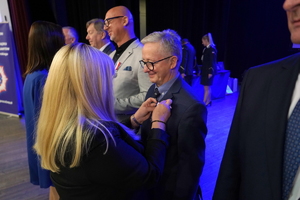 policjanci i pracownicy cywilni biorą udział z okazji rocznicy związków zawodowych, które odbywają się w wojskowym kinoteatrze. Przedstawiciele związków odznaczają wyróżnionych