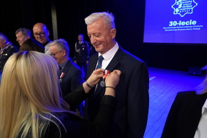 policjanci i pracownicy cywilni biorą udział z okazji rocznicy związków zawodowych, które odbywają się w wojskowym kinoteatrze. Przedstawiciele związków odznaczają wyróżnionych