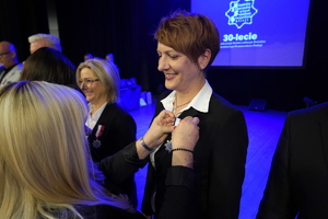 policjanci i pracownicy cywilni biorą udział z okazji rocznicy związków zawodowych, które odbywają się w wojskowym kinoteatrze. Przedstawiciele związków odznaczają wyróżnionych